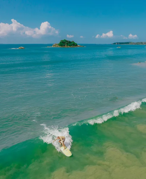 Vue aérienne d'un homme surfant à bord dans l'océan — Photo