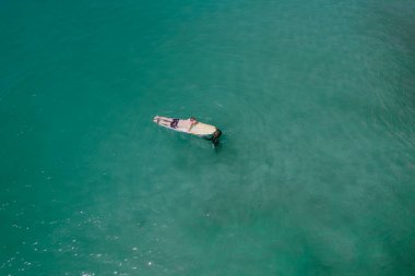 Sörf tahtasındaki bir adamın insansız hava aracı görüntüsü 