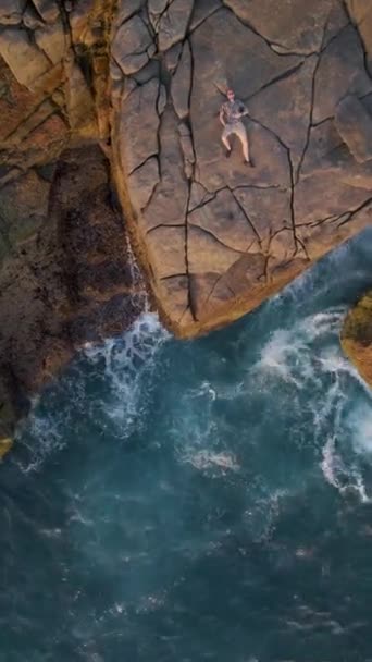 Felnőtt fekvő sziklák és óceánok, légi kilátás — Stock videók