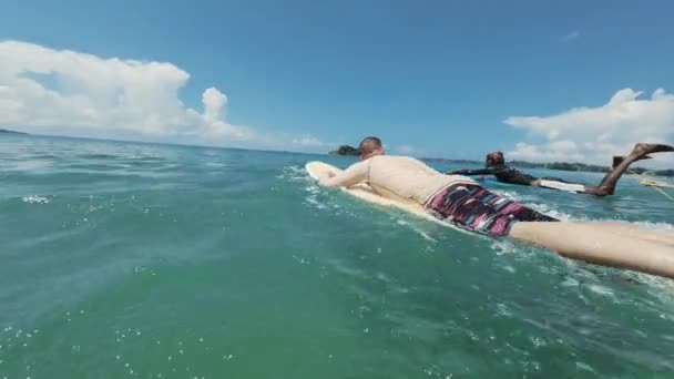 Facet surfujący w wodzie, strzelający pod wodą — Wideo stockowe