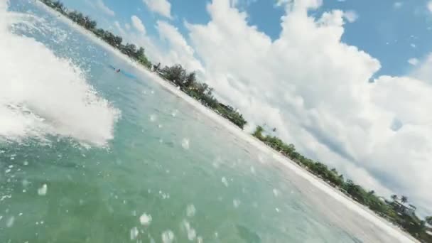 Surfista caiu numa onda. Ásia — Vídeo de Stock