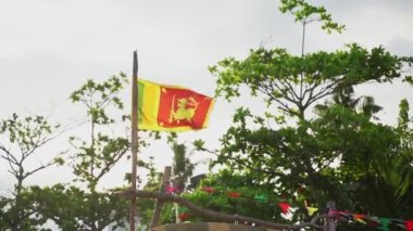 Arka planda dalgalanan Sri Lanka bayrağı