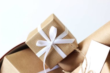 Noel Kutusu Süslü Hediyelerle dolu. Boşluğu Kopyalayan Tatil Sezonu Tasarım Şablonu.