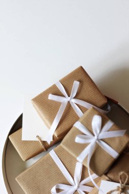 Paketleme ve Tatil Hediyeleri Dekorasyonu. Beyaz Arkaplanda Minimum Noel Hediye Kutuları.  