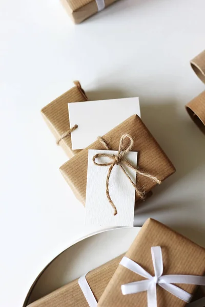 Cajas Regalos Navideños Envuelto Papel Kraft Marrón Regalos Para Temporada — Foto de Stock