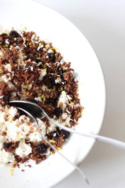 Sağlıklı Kahvaltı. Ev yapımı granola, hindistan cevizi ve tarçınlı süzme peynir kasesi..