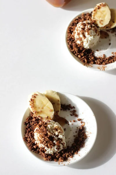 Deux Assiettes Fromage Cottage Avec Granola Maison Miel Banane Sur — Photo