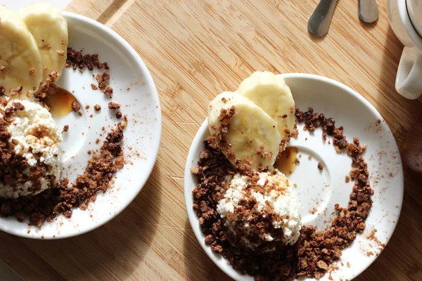 Ontbijt Maken Platen Van Cottage Cheese Met Granola Honing Banaan Rechtenvrije Stockafbeeldingen