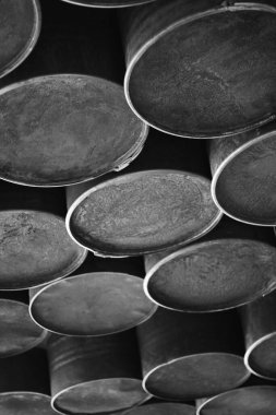 Metalik Fıçı Duvarlı Soyut Tasarım Stüdyosu. Endüstriyel Siyah ve Beyaz Tasarım Deseni.