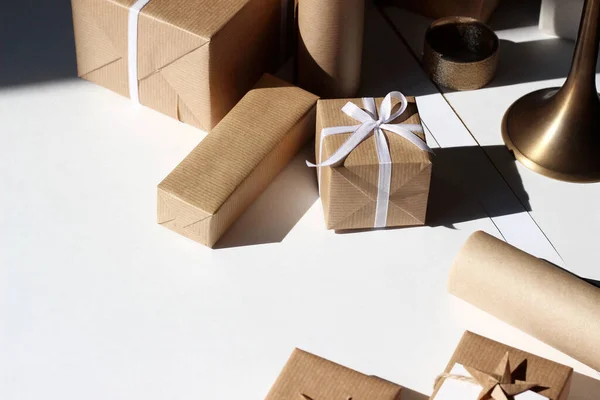 Embalaje Decoración Regalos Navideños Cajas Regalo Escritorio Blanco Concepto Diseño — Foto de Stock