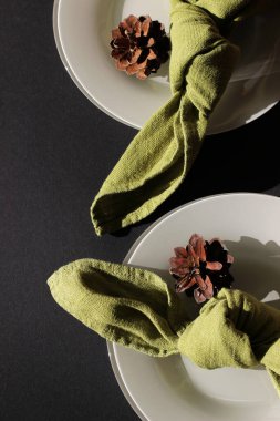 Tatiller için masa servisi. Cadılar Bayramı, Noel Partisi Masa Dekoru, Kara Arkaplan. Karşıtlık Tasarım Konsepti.