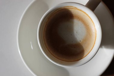Demitasse Kupası 'nda Latte Art eşliğinde taze demlenmiş cappuccino. Günaydın kahve..
