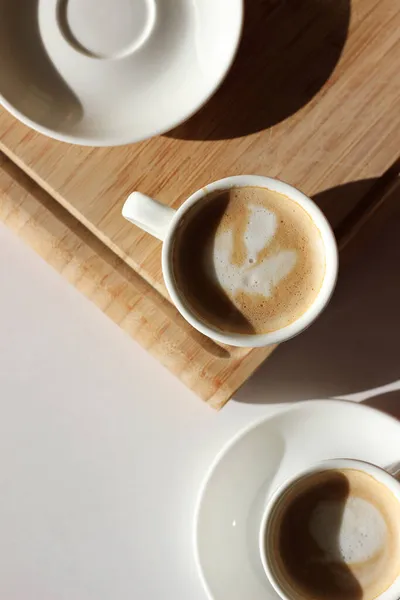 Fresh Coffee Overhead Disajikan White Table Background Dengan Saucers Pembuatan — Stok Foto