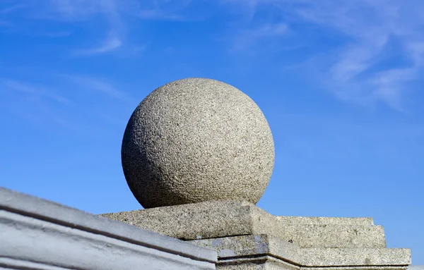 Каменный мяч на пьедестале — стоковое фото