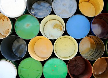 arka plan çok renkli boş metal varil