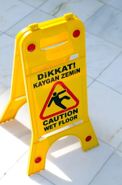 Attenzione pavimento bagnato — Foto Stock