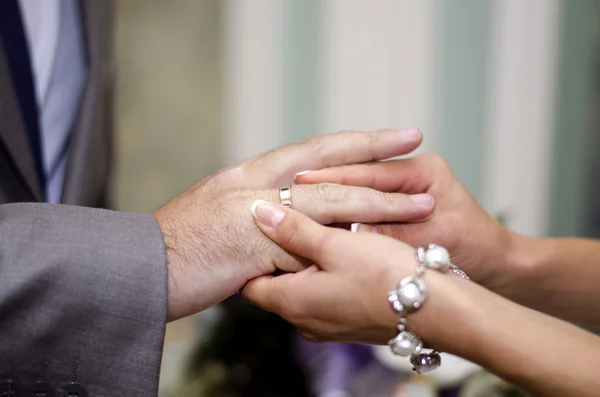 Trauung - der Ehering wird am Finger der Braut getragen — Stockfoto