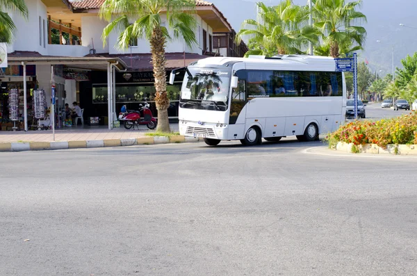 ケメロボの村での通勤バス — ストック写真