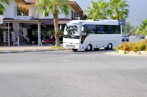 Bus de banlieue dans le village de Tekirova — Photo