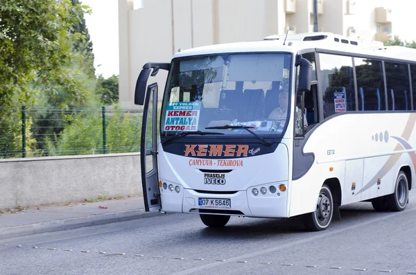 Autocarro expresso "Kemer-Antalya" na aldeia Tekirova, Turquia Imagem De Stock