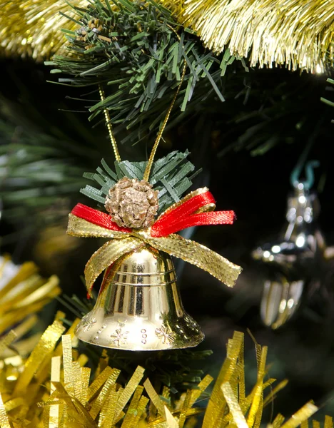 Bell en ander speelgoed op de kerstboom — Stockfoto