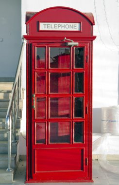 Kırmızı telefon kulübesi