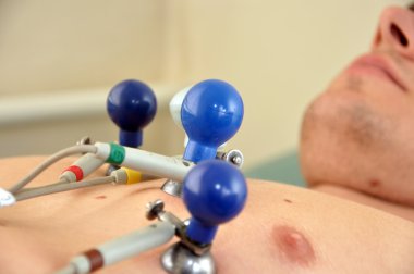 Hastanın EKG hale getirir.