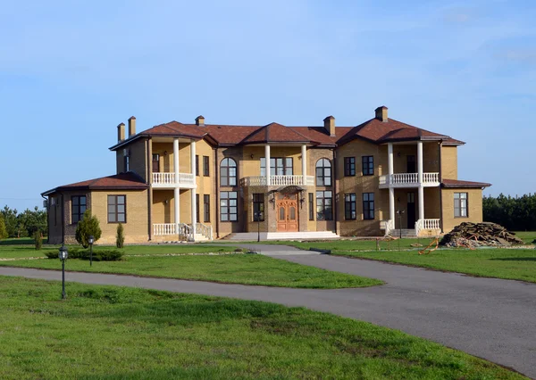 Modern suburban cottage — Stock Photo, Image