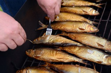 Don ringa altın kahverengi üzerine ızgara