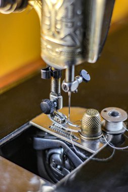 Eski dikiş makinesi yüksük ve diğerleri