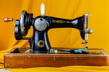 Eski dikiş makinesi yüksük ve diğerleri