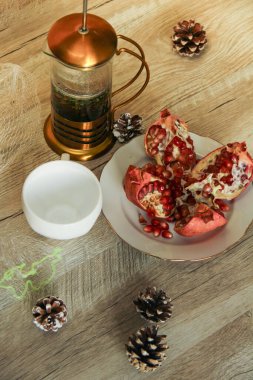 Bir masada nar çaydanlığı ve koni ile durgun bir hayat