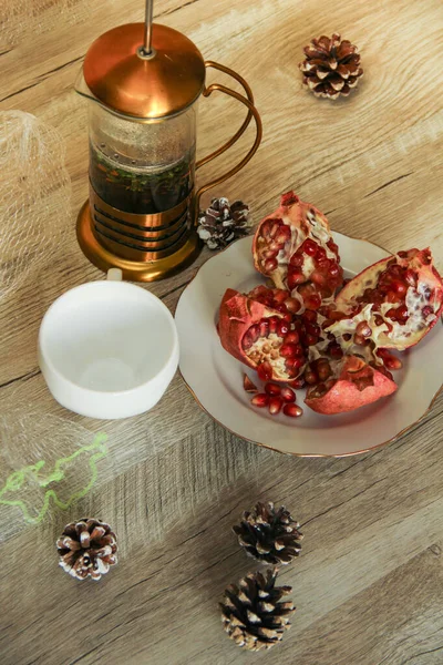 Bir masada nar çaydanlığı ve koni ile durgun bir hayat