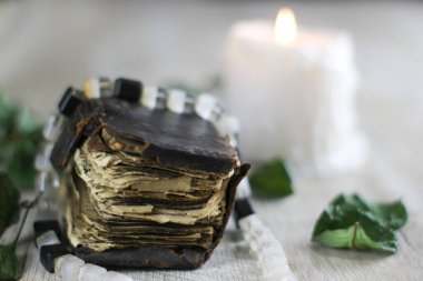 Eski dua kitabı mumu ve masandaki tespihle hayat
