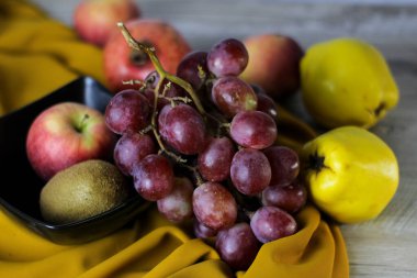 Ayva demeti kırmızı üzümlü kivi ve nar aromalı masada hayat.