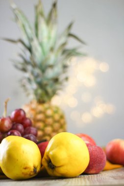 Ayva ananas üzümü masada.