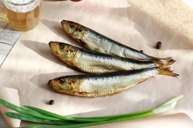 Tütsülenmiş balık ve bir bardak bira.