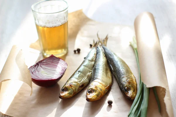 Tütsülenmiş balık ve bir bardak bira.