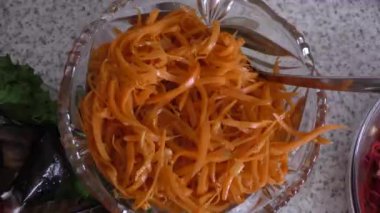 Kore usulü havuçlu salata. Havuçlu şeffaf şehriye salatası, seçici odaklanma, üst görüş.