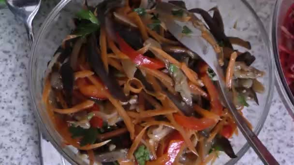 韓国人はニンジンとサラダを選んだ ニンジンと透明麺サラダ 選択的フォーカス トップビュー — ストック動画
