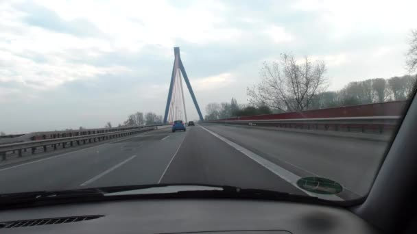 Autopistas de Alemania autopista sobre el puente sobre el río Rein, 16 Noviembre 2019, cerca de la ciudad de Speyer Alemania . — Vídeo de stock