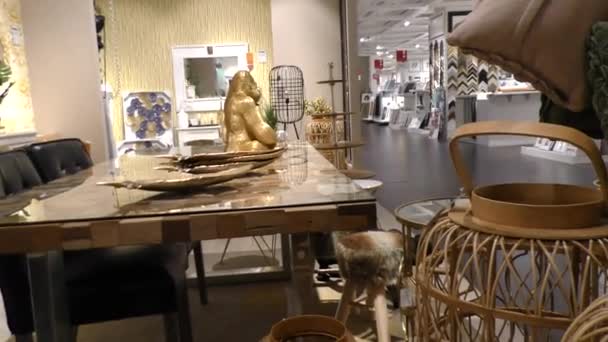 德国曼海姆市的家具店XXXLutz Mann Mobilia，2019年12月7日，装饰家具店的销售区域 — 图库视频影像