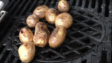 Gaz ızgarasında fırında patates
