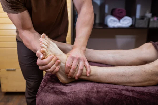 Olajos lábmasszázs. A spa kezelések és a testápolás fogalma. — Stock Fotó