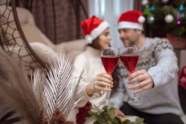 Romantik bir çift bir kadeh şarapla yemek yer. Sevgililer Günü konsepti, aşk, ilişkiler..