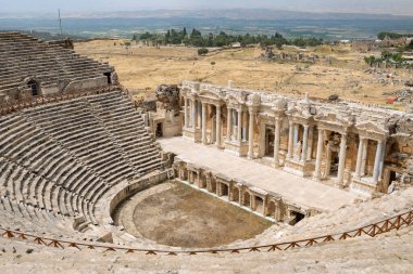 Denizli, Pamukkale 'deki Hierapolis Amfitiyatrosu. Panoramik manzara. Mimari anıt. Yüksek kalite fotoğraf