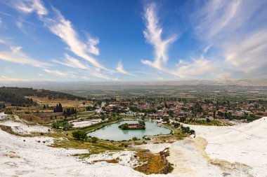 Pamukkale, Türkiye. Jeotermal kaynakların yakınında Travertine terasları var. Denizli 'de mavi suyu olan bir göl. Yüksek kalite fotoğraf