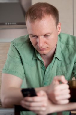 Çalışma evde olgun adam