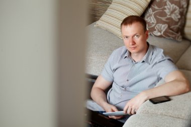 Çalışma evde olgun adam