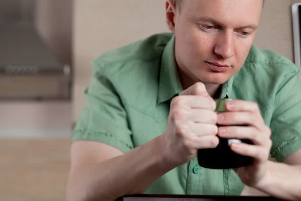 Volwassen man aan het werk thuis — Stockfoto